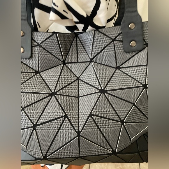 Emilio Pepe Geometric gray & black  Two Tone Large Shoulder Tote Bag - Picture 2 of 7